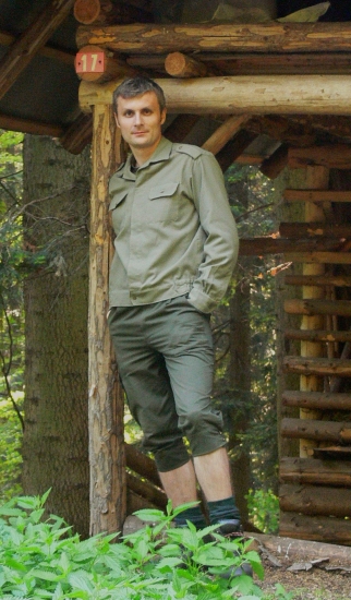 Stojaci, opretý, hľadiaci...