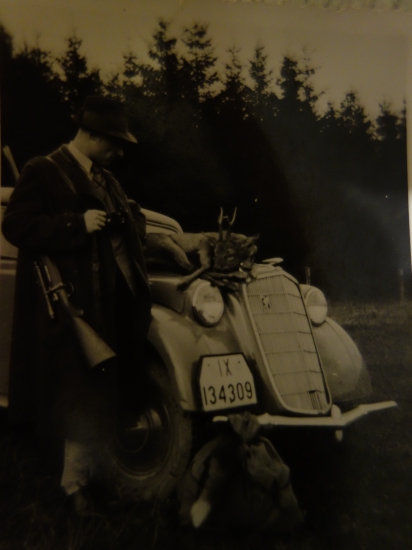 Úlovok na kapote luxusného auta