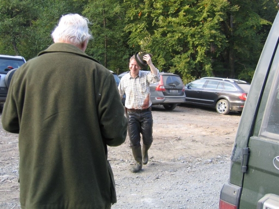 Privitani kamaradu po uspesnem lovu...