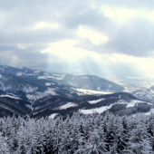 Zasněženo, oblačno, místy slunečno..