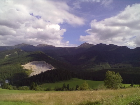 Kamenolom v pozadí Sivý Vrch