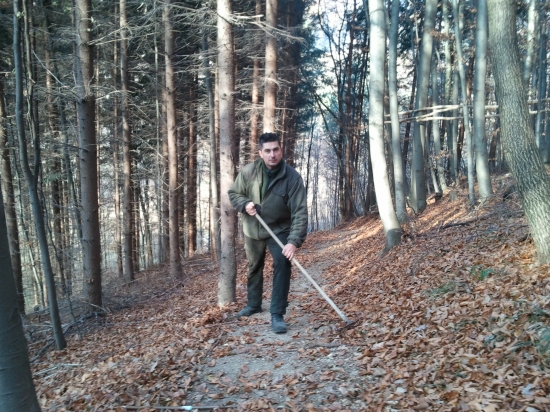 Pekný deň treba využiť na údržbu poľovnickeho chodníka