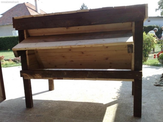 Kŕmelec pre srnčiu. Ešte natrieť a hotovo.