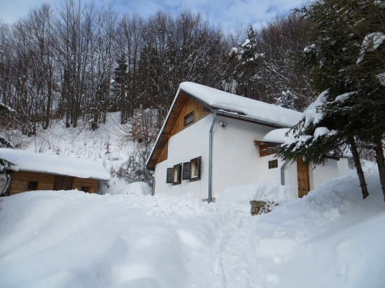 Poľovnícka chata pod snehom