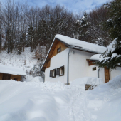 Poľovnícka chata pod snehom