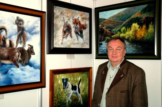 Václav N a s v ě t i l pred svojou kolekciou