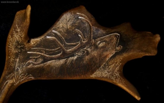 Ručiaci jeleň v protisvetle