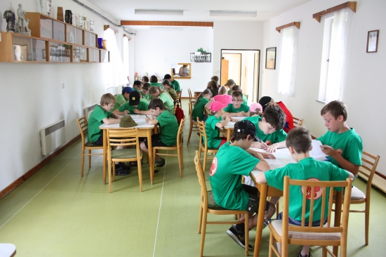 Děti na soutěži při psaní testu