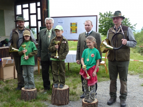 Naše malá Poštolka Lucinka s pohárem za druhé místo v okresním kole ZST
