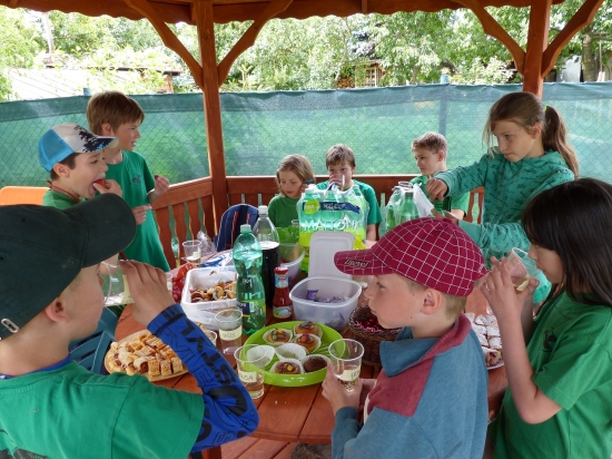 Poštolky si dopřávaly na závěr letošního školního roku dobroty