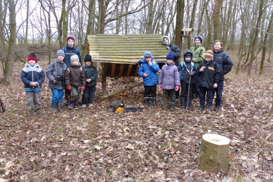 Po týdnu jsme opravili krmelec na který nám spadl strom
