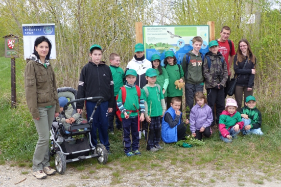 Společné foto Poštolek na Chomoutovském jezeře při poznávání bylin