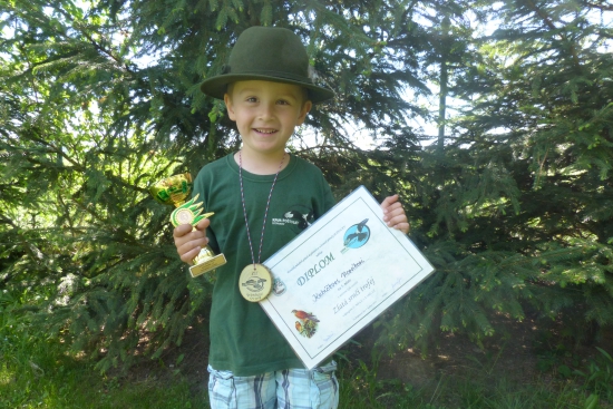 Náš malej mysliveček získal svůj první pohár na soutěži O Zlatou srnčí trofej...