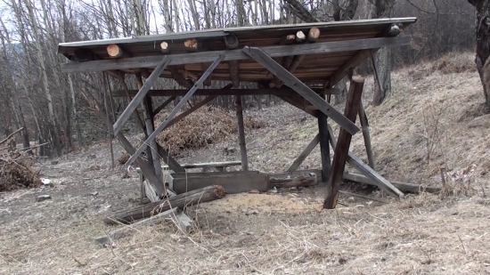 zničené krmovisko,to sú tí milovníci prírody