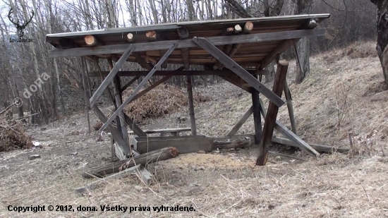 zničené krmovisko,to sú tí milovníci prírody
