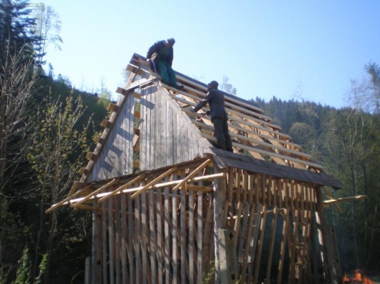 Oprava strechy na senníku.