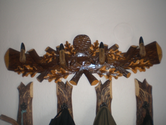 ... vešiak zo srnčích ratíc na chalupe