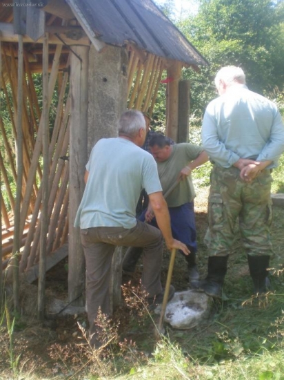 Oprava stojok na senníku.