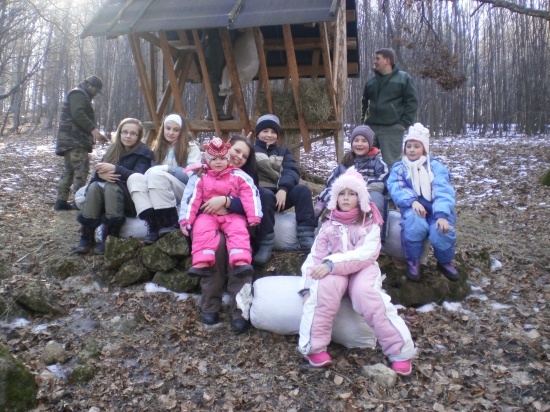 mladý priatelia polovníctva pri plnení senníka