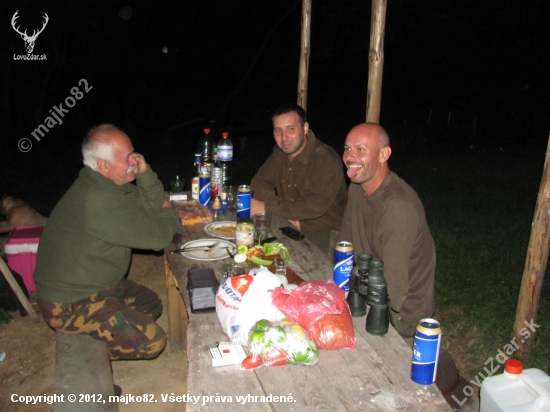 tradičné posedenie s priateľmi pri ,,dubovom stole,, :)