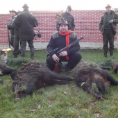 Úspešná poľovačka u priateľov, dve rany, dva diviaky