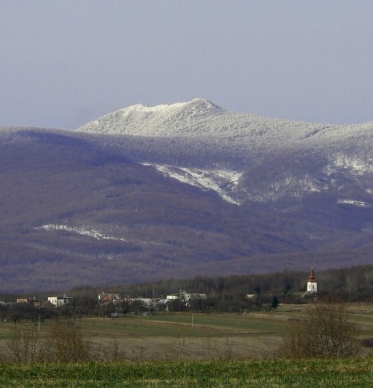 Vihorlat a dedina pod ním z východnej strany.