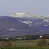 Vihorlat a dedina pod ním z východnej strany.