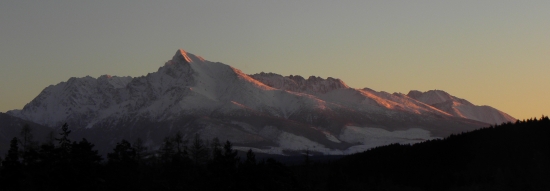 Kriváň pri východe slnka