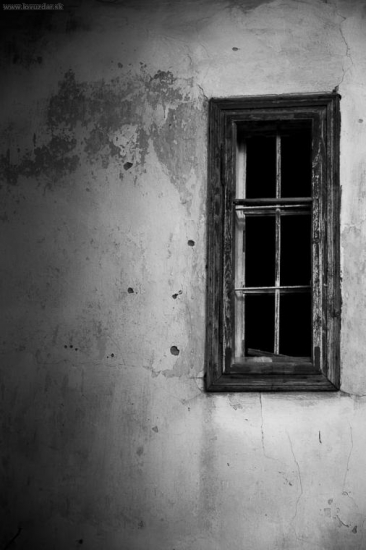 okno do samoty- znicene okno na polovnickej chate