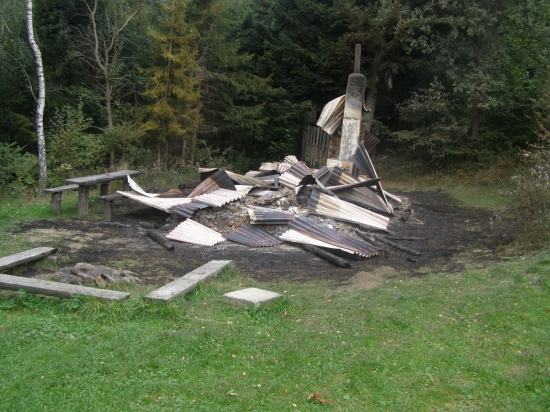 Do štvrtu rána nam zhoreli dve poľovnícke chaty pripravené pre hostí na poľovačku t