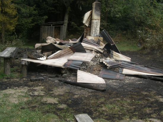 Do štvrtu rána nam zhoreli dve poľovnícke chaty pripravené pre hostí na poľovačku