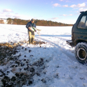 Pritúhlo, treba pomôcť.