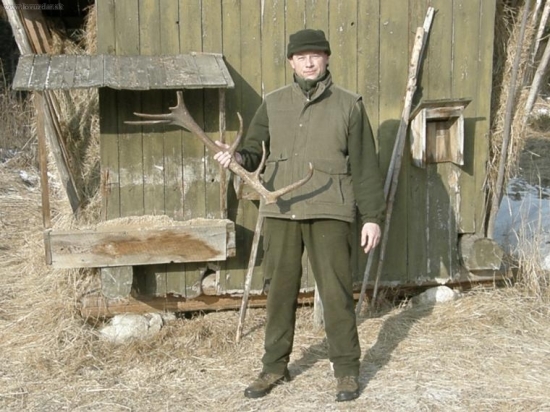 Skalo a jeho stastie pri prikrmovani.