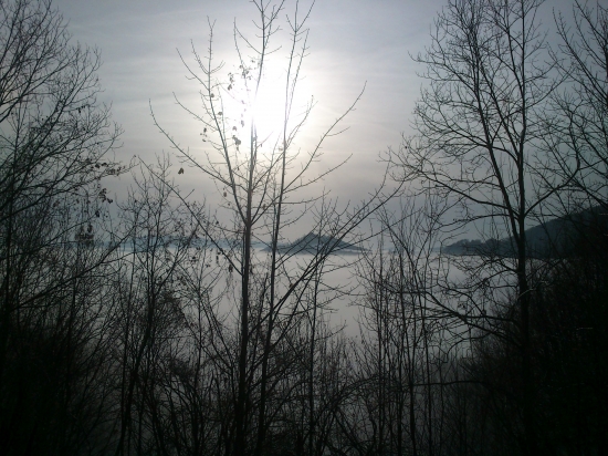 Zahalená v hmle v objatí Slnka