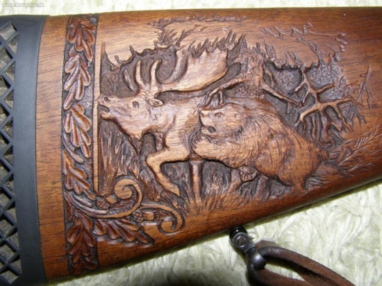 útok medveďa na losa.. drevorezba na pažbe mojej ZG 47..