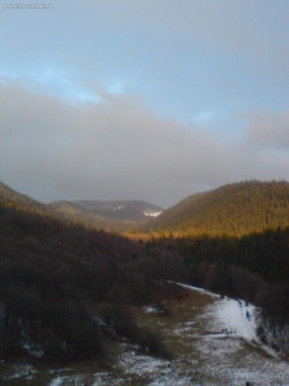 Nad Donovalmi sa zatahuje asi ide snezit