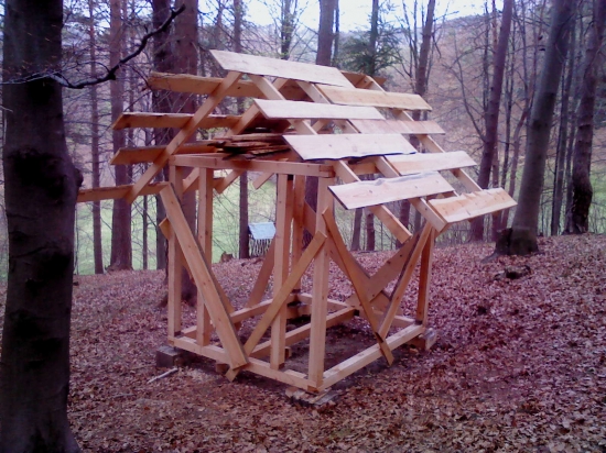 Stavba nového zásobníkového krmelca pred