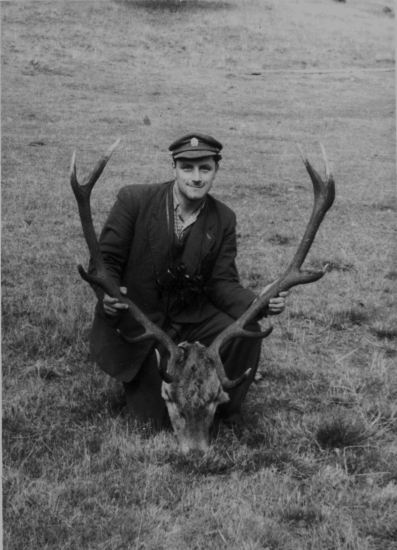 Starý otec a jeho jeleň