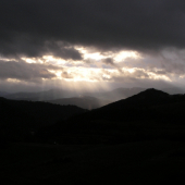 večer a búrka sa blíži