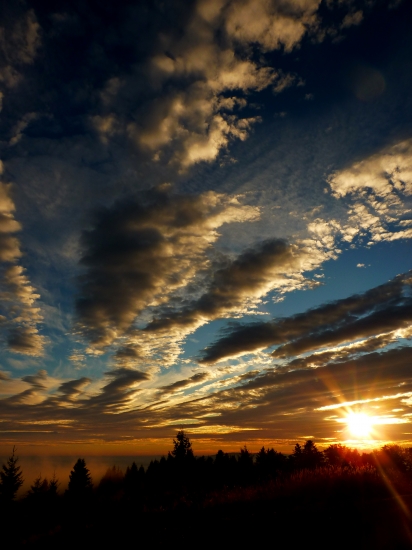 Západ slnka na poľane