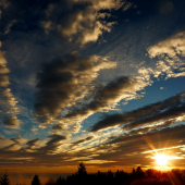 Západ slnka na poľane