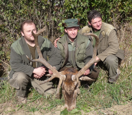 Spoločná radosť po  ulovení starého jeleňa
