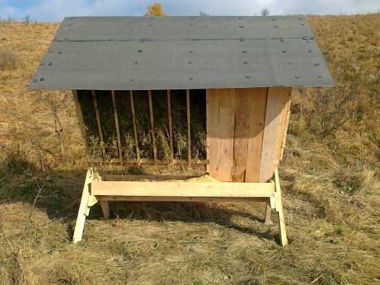 Krmelec pre srnciu na mieste