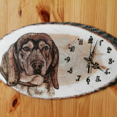 Vypaľované hodiny s alpským jazvečíkovitým duričom