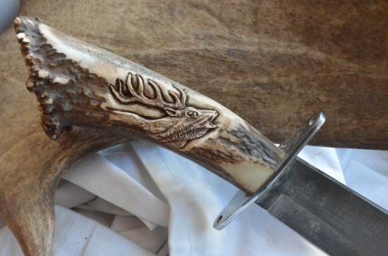 nož s motivom jelena v rukoväti, v pečati su iniciály majiteľa