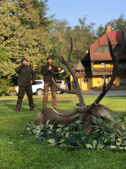 Na výrade so všetkými poctami