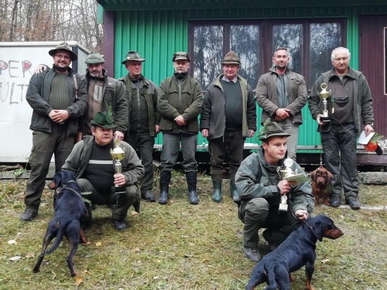 ... rozhodcovský zbor s víťazmi SD...