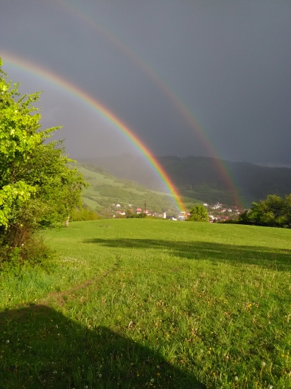 Dúha pri stavaní posedu.