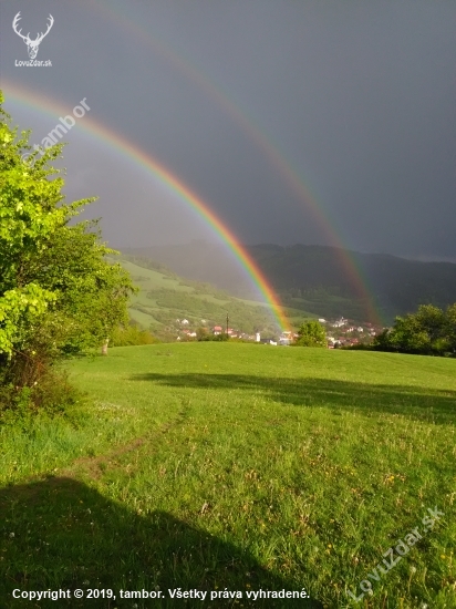 Dúha pri stavaní posedu.