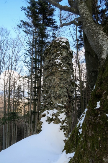 Skalná veža s okienkom